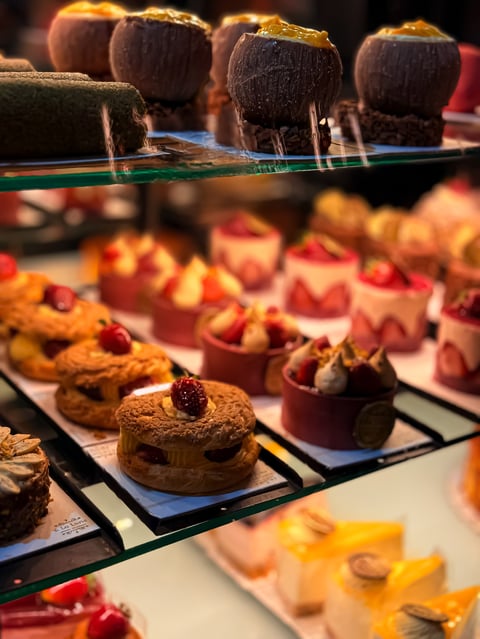 cafe tatlı vitrini örneği donuk pasta sunumu