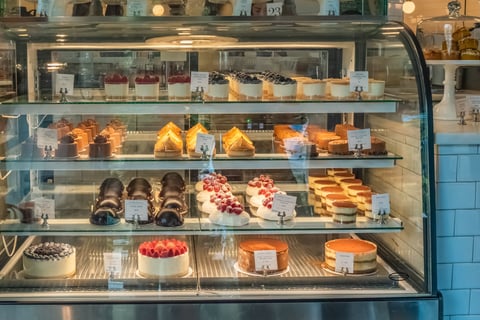 kafe tatlı tedarikçisi donuk pasta sunumu